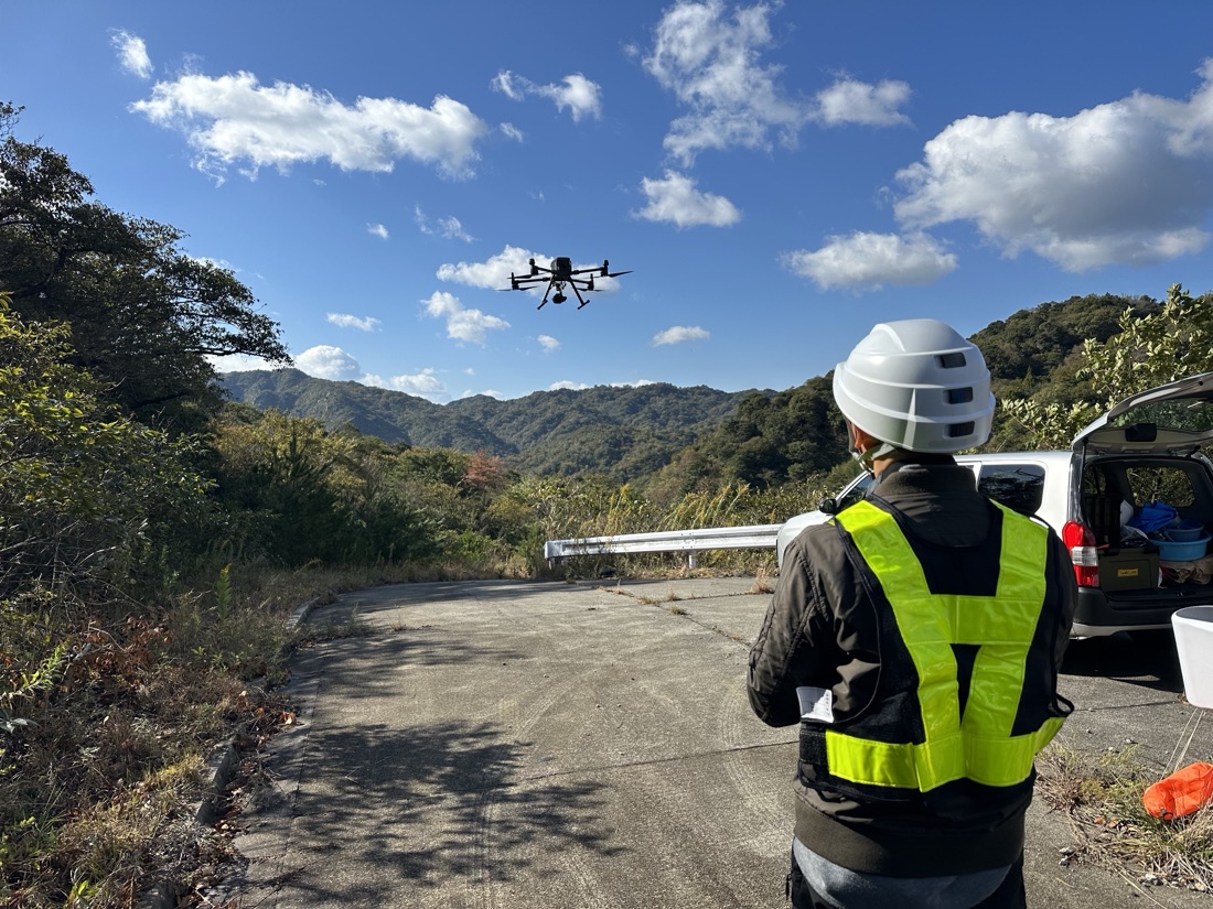 平時のドローン業務。安全装備で現場に立つ