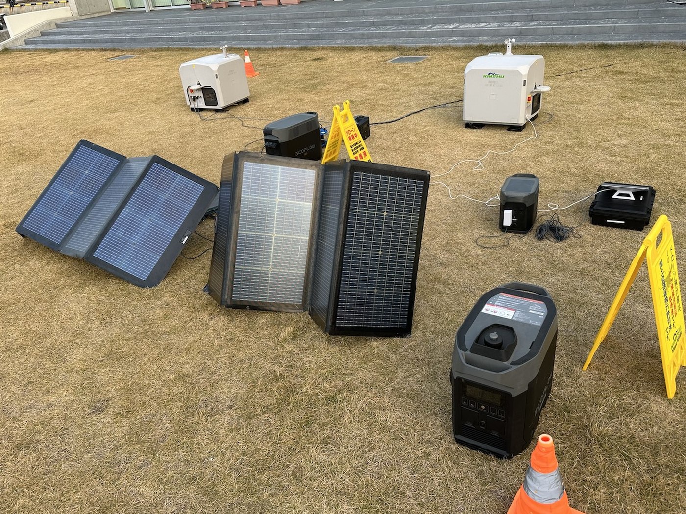 ソーラーパネルとポータブル電源による現地の電源確保
