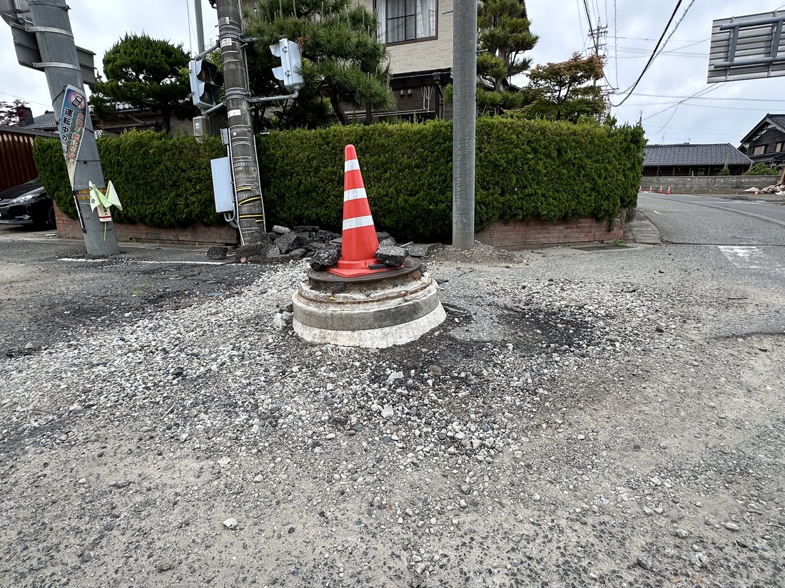 液状化で浮上した下水管