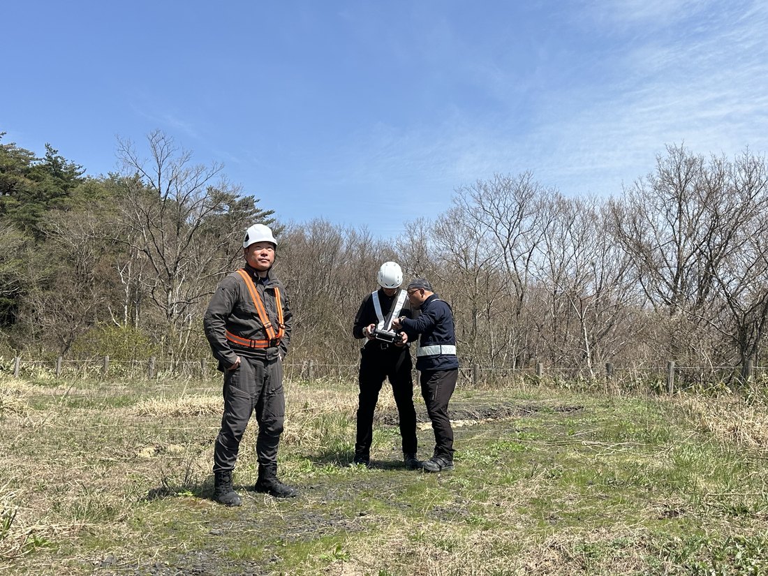 現場で画面を確認しながらの飛行