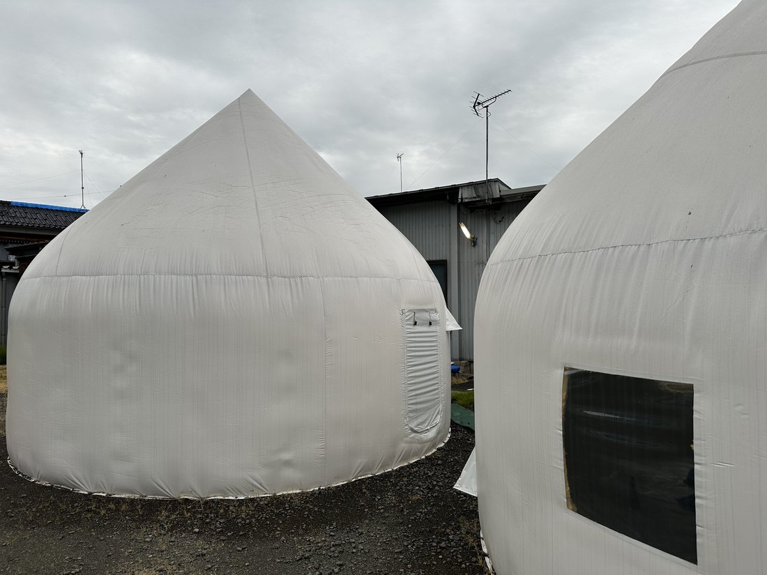 被災地に設営された仮設テント